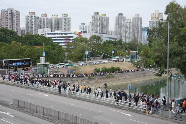 Hình ảnh đau thương tại Hong Kong sau vụ hỏa hoạn lịch sử 128 người thiệt mạng - Ảnh 6.