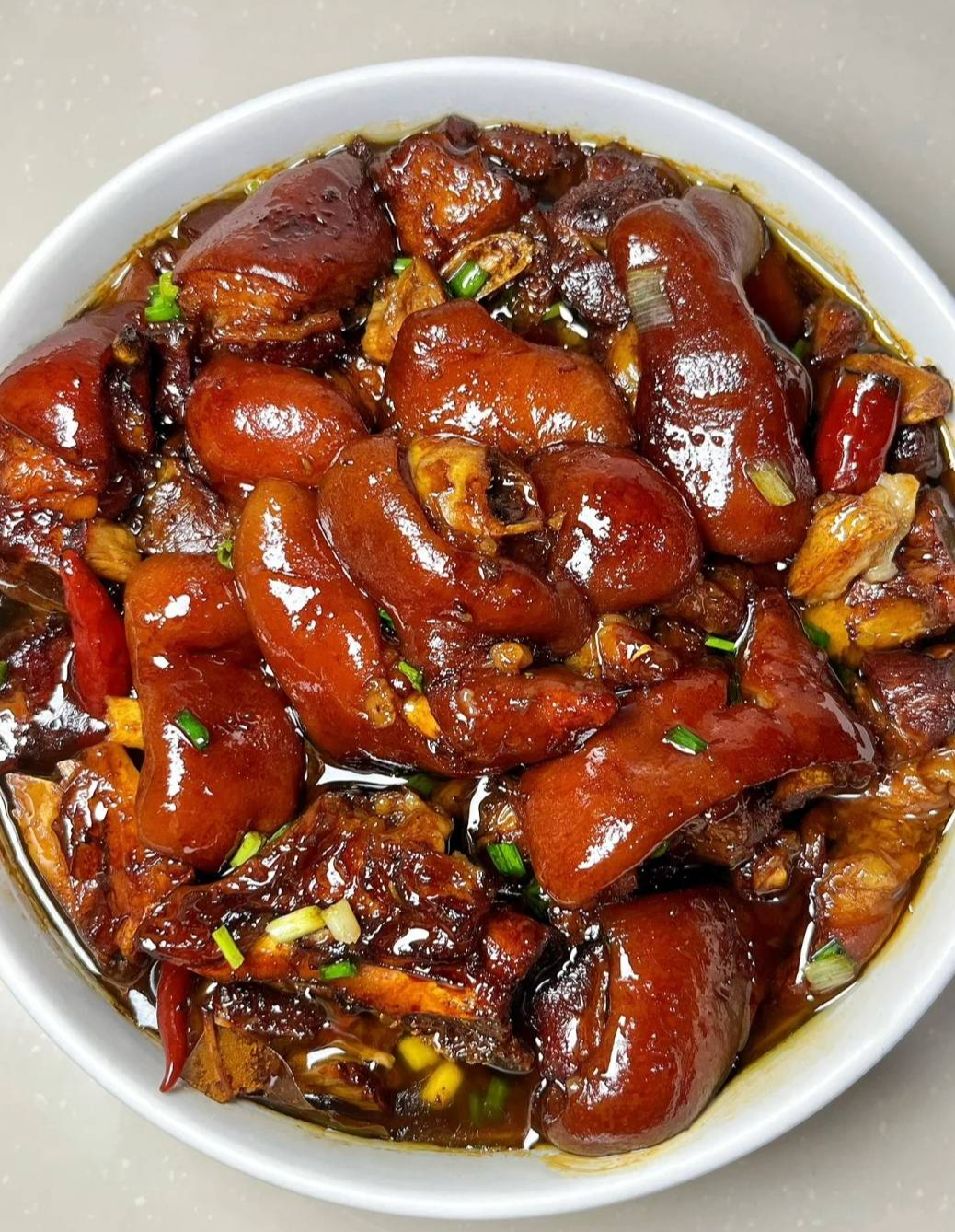 Món giò heo hầm nhừ với nước sốt sánh mịn