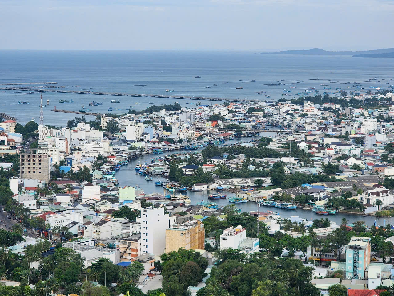 Hàng chục ngàn hộ dân ở Phú Quốc bị mất điện vì đứt cáp ngầm - Ảnh 1.