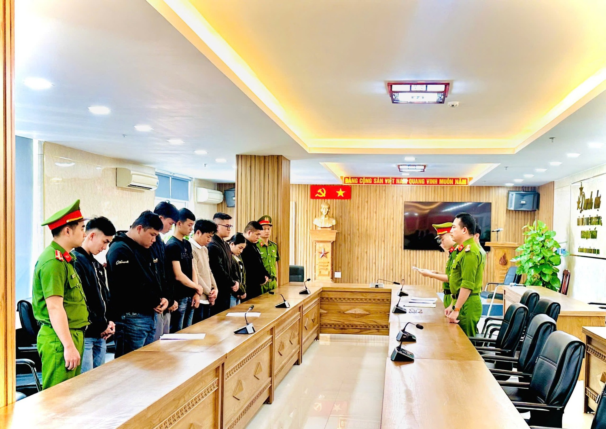 Đường dây tội phạm xuyên quốc gia: Lừa đảo và rửa tiền tại ngân hàng việt nam - Ảnh 1.