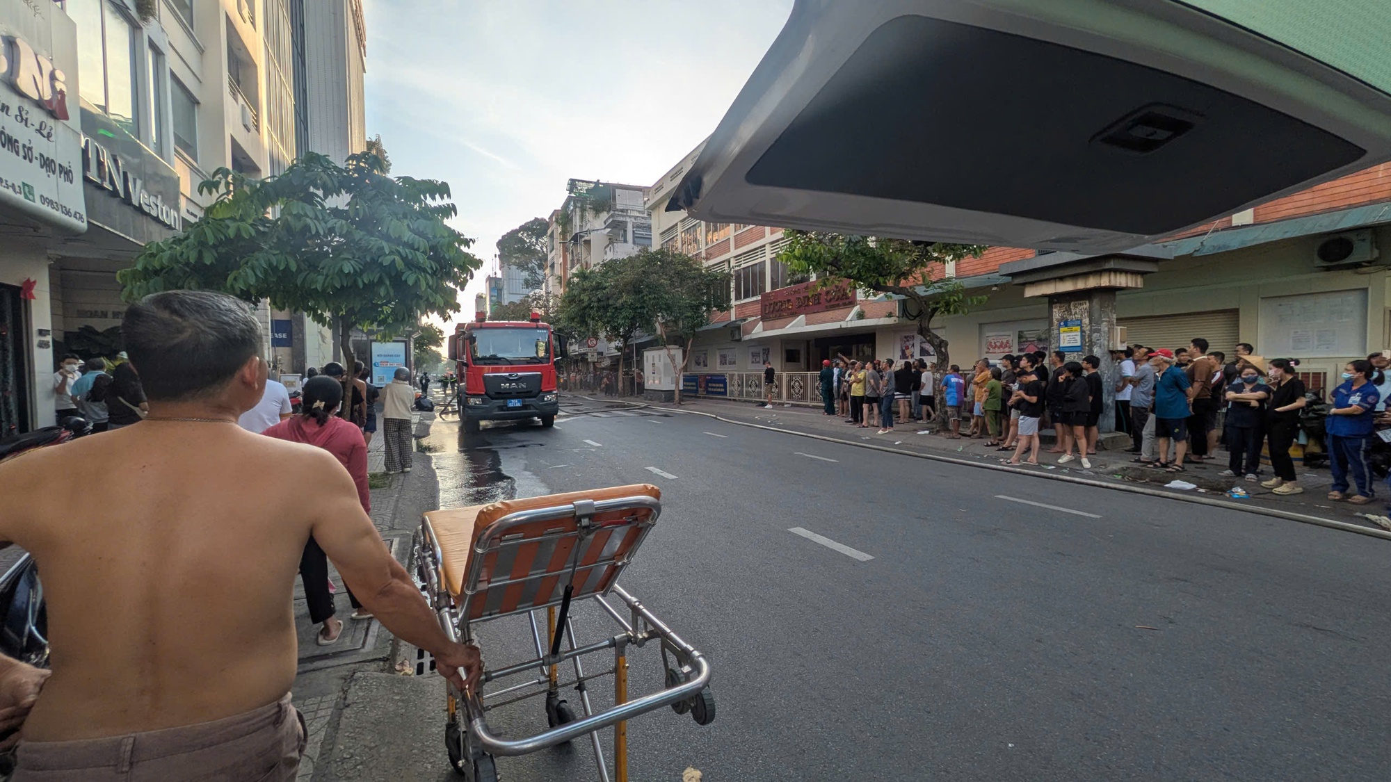 Cháy thẩm mỹ viện ở TPHCM Nguyên nhân và cứu nạn 20 người thoát hiểm - Ảnh 2. Cháy thẩm mỹ viện ở TPHCM Nguyên nhân và cứu nạn 20 người thoát hiểm - Ảnh 2.