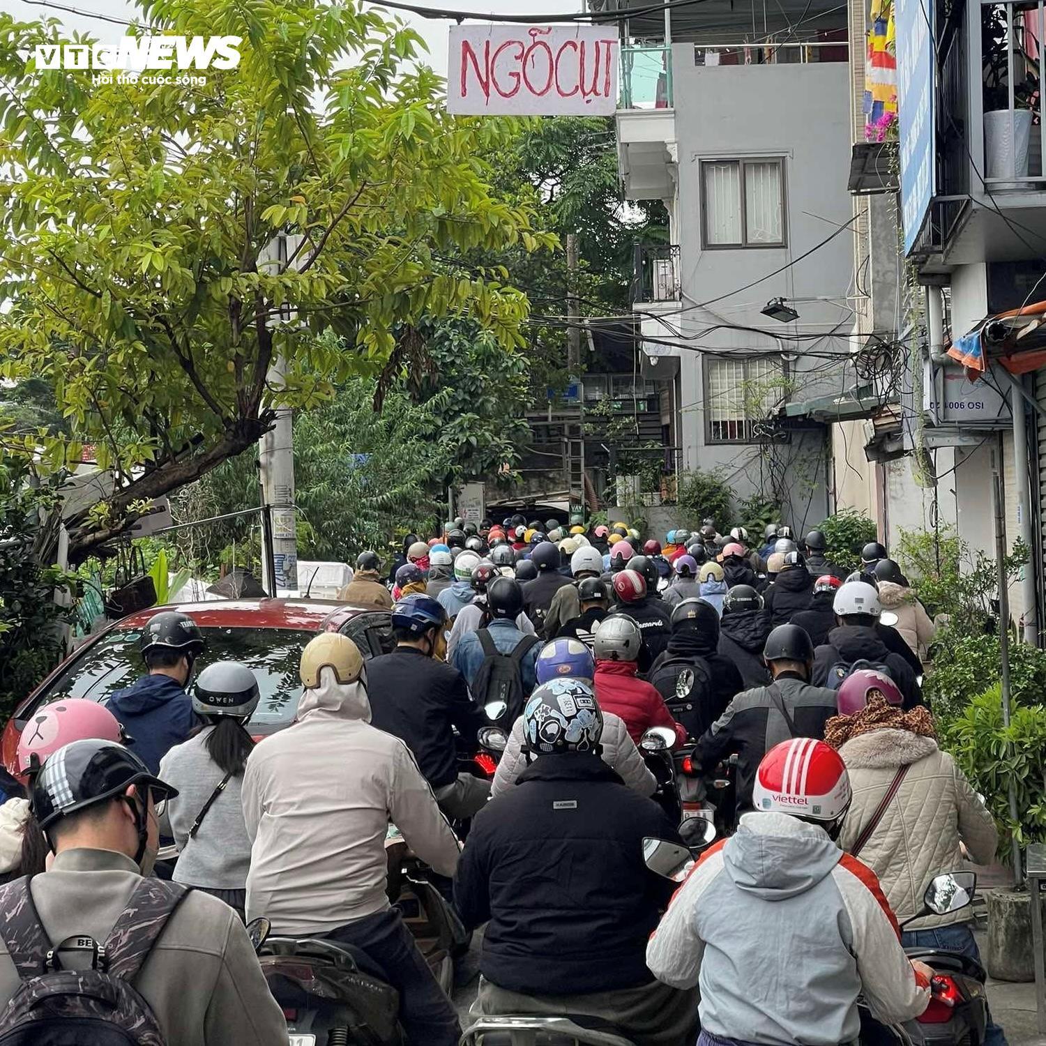 Cấm một chiều cầu Long Biên, dòng xe đổ dồn sang cầu Chương Dương gây kẹt cứng - Ảnh 6.