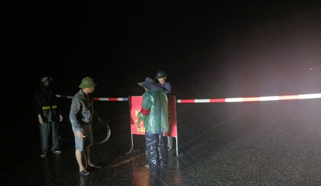 Đất, đá từ trên núi đổ tràn xuống đường, máy xúc và xe tải lật ngang - Ảnh 3.