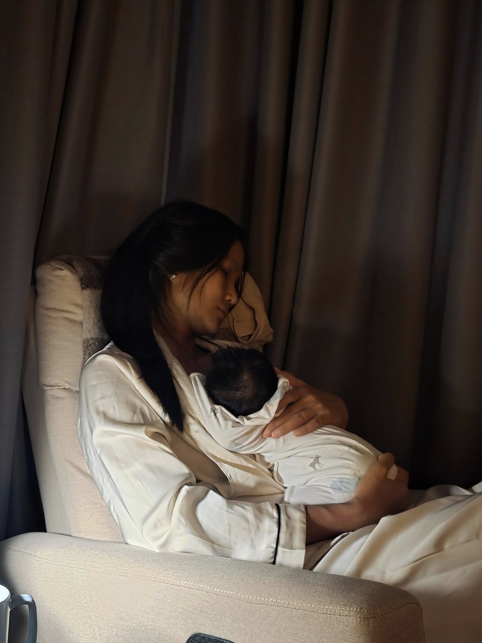 H'Hen Niê ẩn ý lượng sữa giảm còn 1/3 sau ồn ào của chồng: Sức khỏe tinh thần thật sự ảnh hưởng đến sữa mẹ- Ảnh 3. H'Hen Niê ẩn ý lượng sữa giảm còn 1/3 sau ồn ào của chồng: Sức khỏe tinh thần thật sự ảnh hưởng đến sữa mẹ- Ảnh 3.