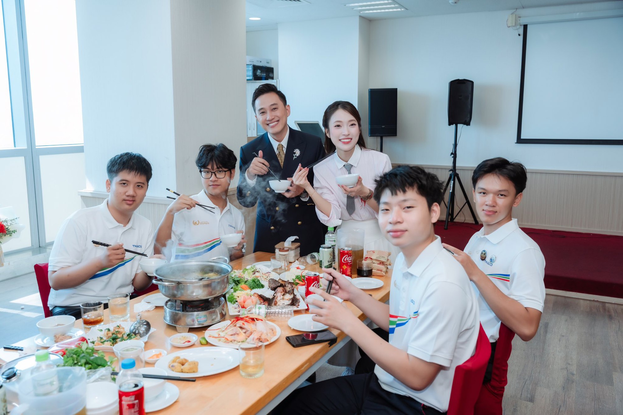 MC Ngọc Huy - MC dẫn Olympia lâu năm nhất: &quot;Khánh Vy trưởng thành còn nhanh hơn cả... phần thi Tăng tốc&quot; - Ảnh 8.