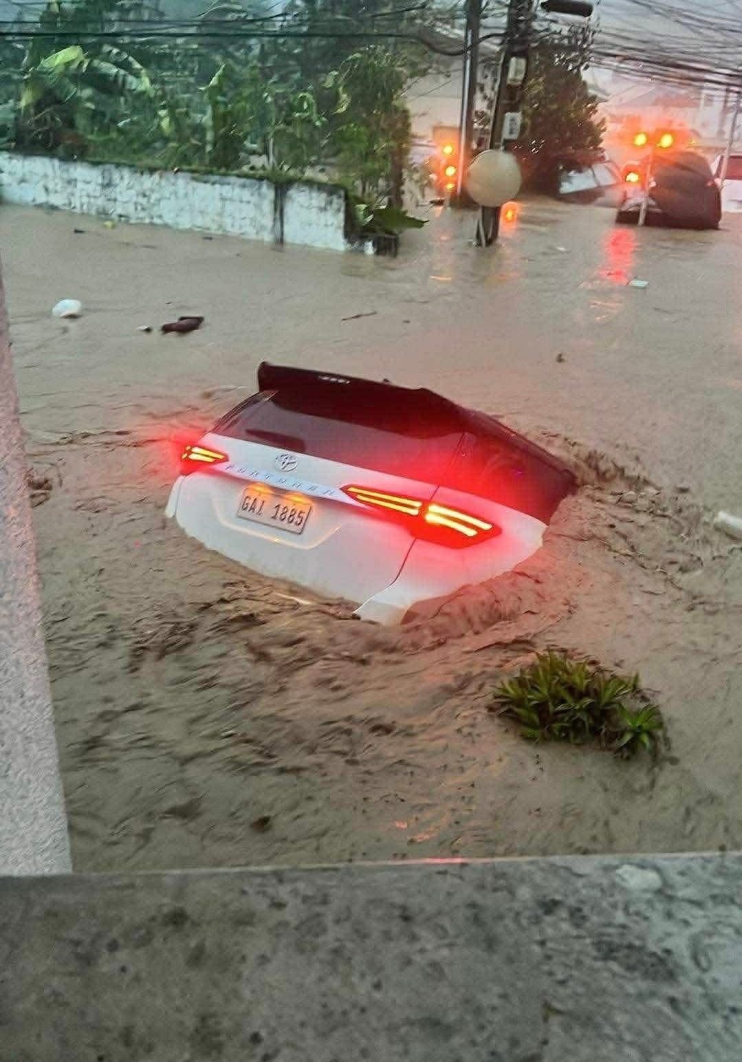 Bão Kalmaegi sầm sập đổ bộ, nhiều khu dân cư chìm trong biển nước, ô tô trôi lênh đênh trên đường phố- Ảnh 8. Bão Kalmaegi sầm sập đổ bộ, nhiều khu dân cư chìm trong biển nước, ô tô trôi lênh đênh trên đường phố- Ảnh 8.