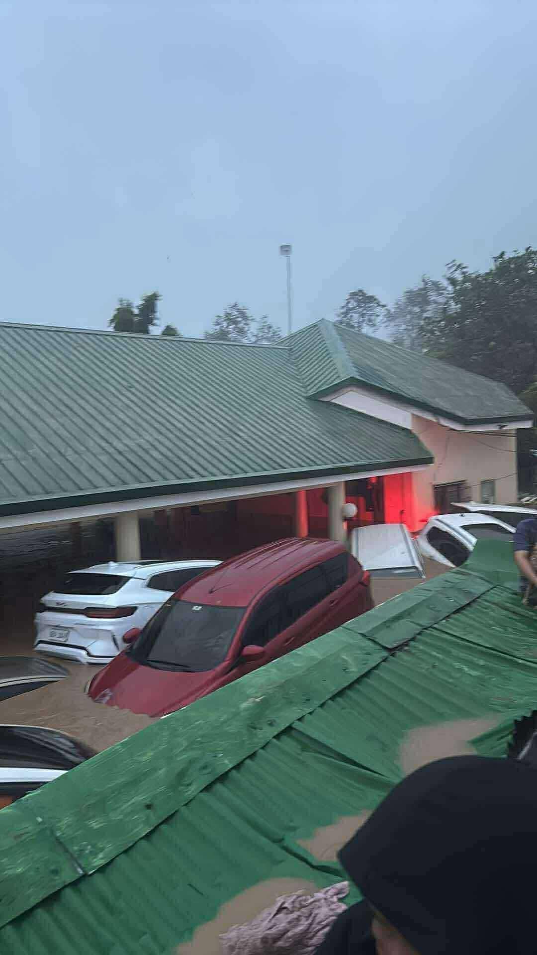 Bão Kalmaegi sầm sập đổ bộ, nhiều khu dân cư chìm trong biển nước, ô tô trôi lênh đênh trên đường phố- Ảnh 7. Bão Kalmaegi sầm sập đổ bộ, nhiều khu dân cư chìm trong biển nước, ô tô trôi lênh đênh trên đường phố- Ảnh 7.