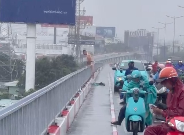 Vụ người đàn ông bỏ lại ô tô, nhảy cầu ở TP.HCM: Gia đình tiết lộ thông tin bất ngờ - Ảnh 1. Vụ người đàn ông bỏ lại ô tô, nhảy cầu ở TP.HCM: Gia đình tiết lộ thông tin bất ngờ - Ảnh 1.