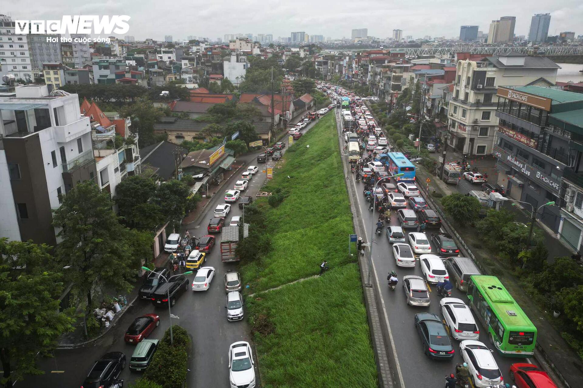 Cấm một chiều cầu Long Biên, dòng xe đổ dồn sang cầu Chương Dương gây kẹt cứng - Ảnh 5.