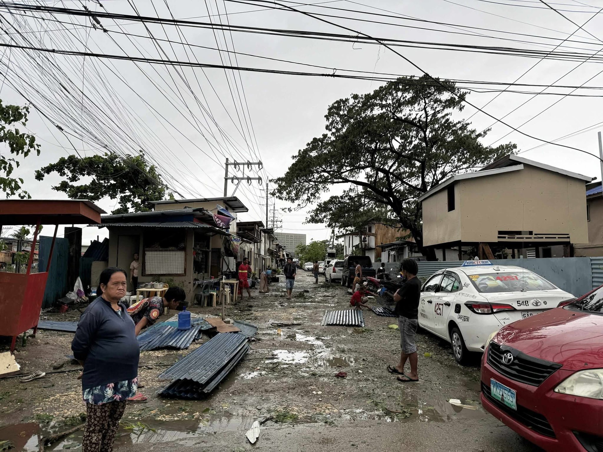 Bão Kalmaegi sầm sập đổ bộ, nhiều khu dân cư chìm trong biển nước, ô tô trôi lênh đênh trên đường phố- Ảnh 2. Bão Kalmaegi sầm sập đổ bộ, nhiều khu dân cư chìm trong biển nước, ô tô trôi lênh đênh trên đường phố- Ảnh 2.