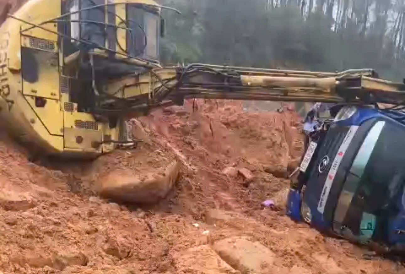 Đất, đá từ trên núi đổ tràn xuống đường, máy xúc và xe tải lật ngang - Ảnh 1.