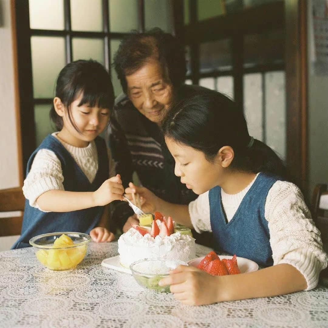 Những ông bố bà mẹ từng có tuổi thơ nghèo khó sợ nhất là để con mình phải sống trong cảnh túng thiếu- Ảnh 1.