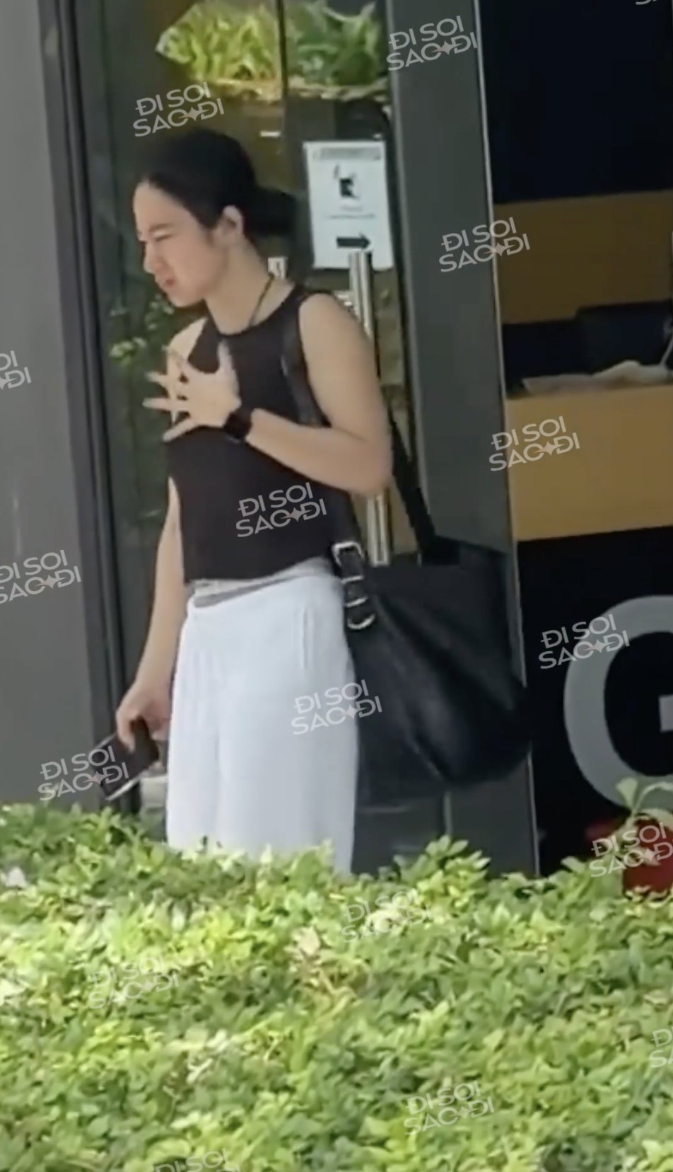 Bắt gặp Angela Phương Trinh sánh đôi bên Phạm Văn Mách, ngoại hình đàng gái có  Bắt gặp Angela Phương Trinh sánh đôi bên Phạm Văn Mách, ngoại hình đàng gái có