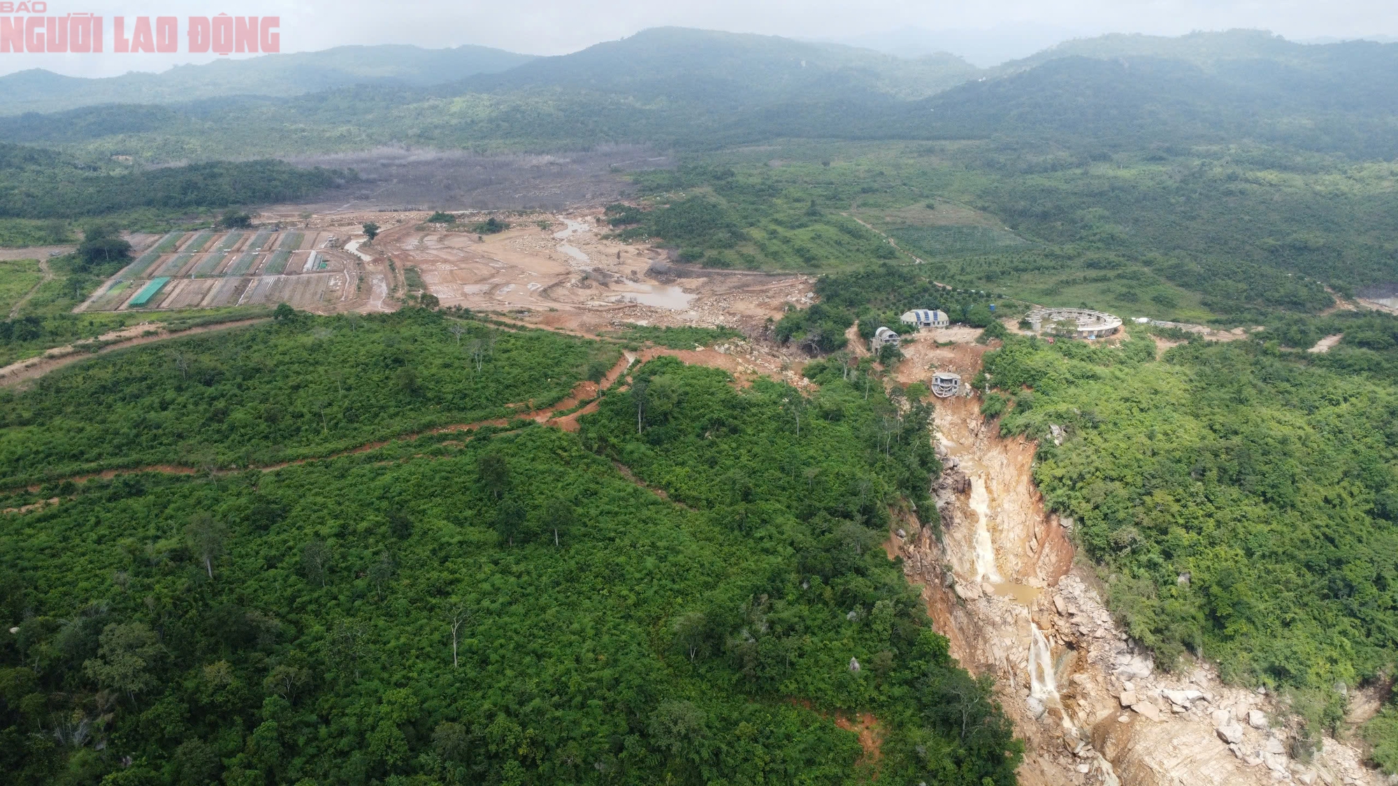 Vụ vỡ hồ chứa nước làm chết người: Chủ đầu tư nói “do thiên tai, không phải vì lỗi thiết kế"! - Ảnh 3. Vụ vỡ hồ chứa nước làm chết người: Chủ đầu tư nói “do thiên tai, không phải vì lỗi thiết kế"! - Ảnh 3.