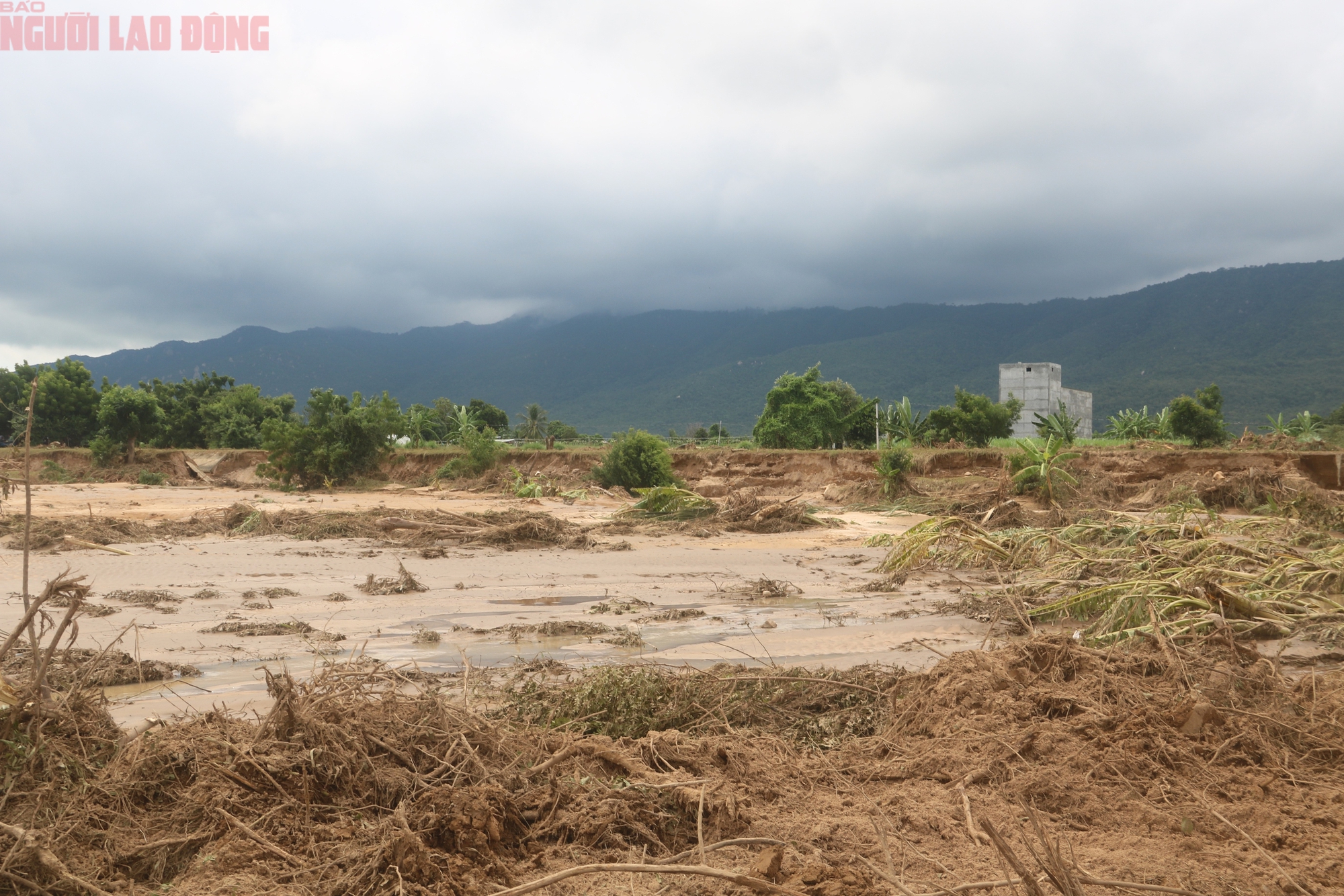 Vụ vỡ hồ chứa nước làm chết người: Chủ đầu tư nói “do thiên tai, không phải vì lỗi thiết kế"! - Ảnh 2. Vụ vỡ hồ chứa nước làm chết người: Chủ đầu tư nói “do thiên tai, không phải vì lỗi thiết kế"! - Ảnh 2.