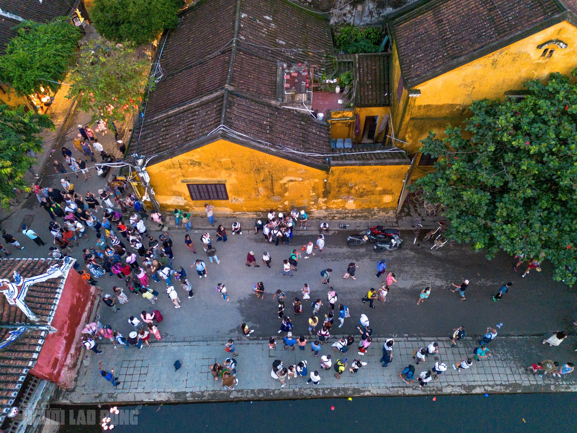 Phố cổ Hội An tấp nập khách quốc tế sau lũ lịch sử - Ảnh 1. Phố cổ Hội An tấp nập khách quốc tế sau lũ lịch sử - Ảnh 1.