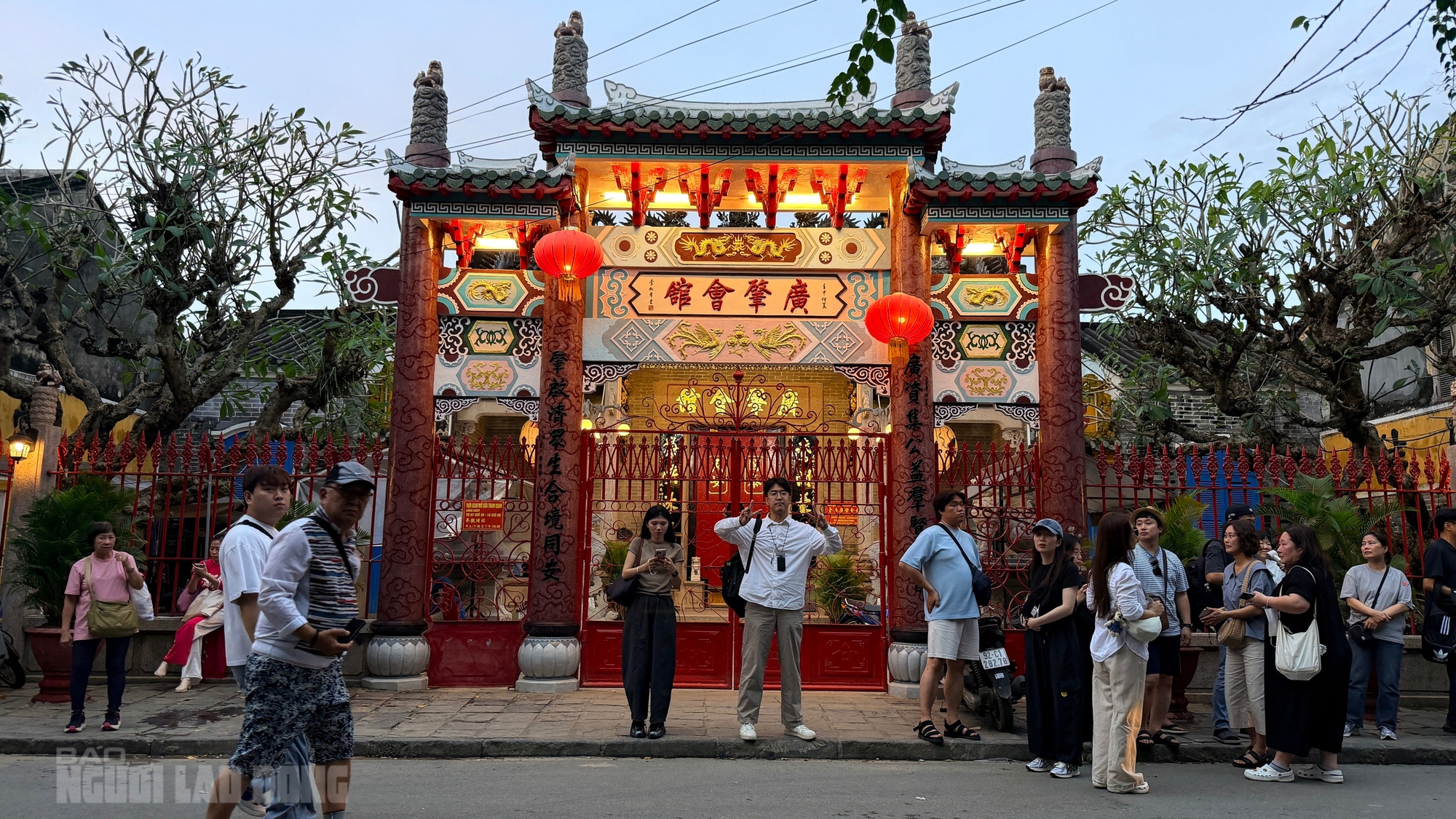 Phố cổ Hội An tấp nập khách quốc tế sau lũ lịch sử - Ảnh 3. Phố cổ Hội An tấp nập khách quốc tế sau lũ lịch sử - Ảnh 3.