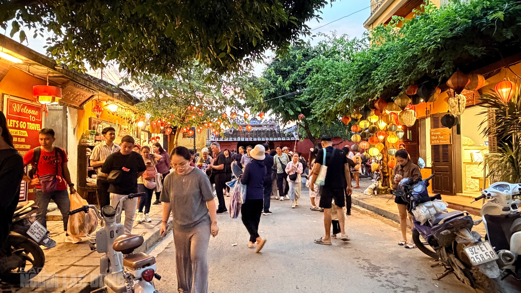 Phố cổ Hội An tấp nập khách quốc tế sau lũ lịch sử - Ảnh 4. Phố cổ Hội An tấp nập khách quốc tế sau lũ lịch sử - Ảnh 4.