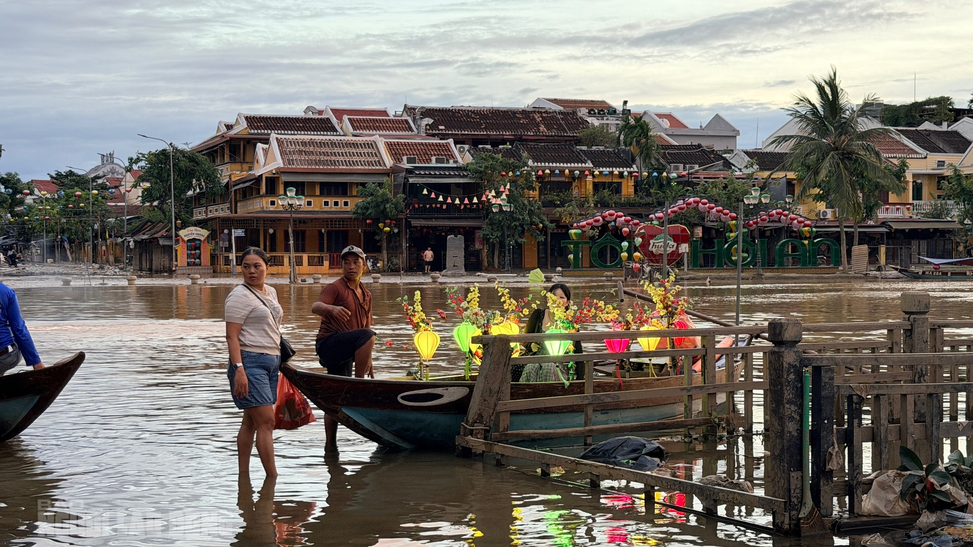 Phố cổ Hội An tấp nập khách quốc tế sau lũ lịch sử - Ảnh 10. Phố cổ Hội An tấp nập khách quốc tế sau lũ lịch sử - Ảnh 10.