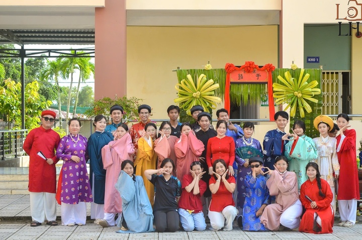 Đám cưới giữa sân trường gây 'sốt', sự thật đằng sau nhiều người ngỡ ngàng - Ảnh 1.