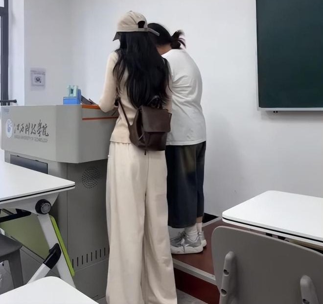 Bóng lưng của 2 nữ sinh khiến hàng triệu người tranh luận- Ảnh 1.