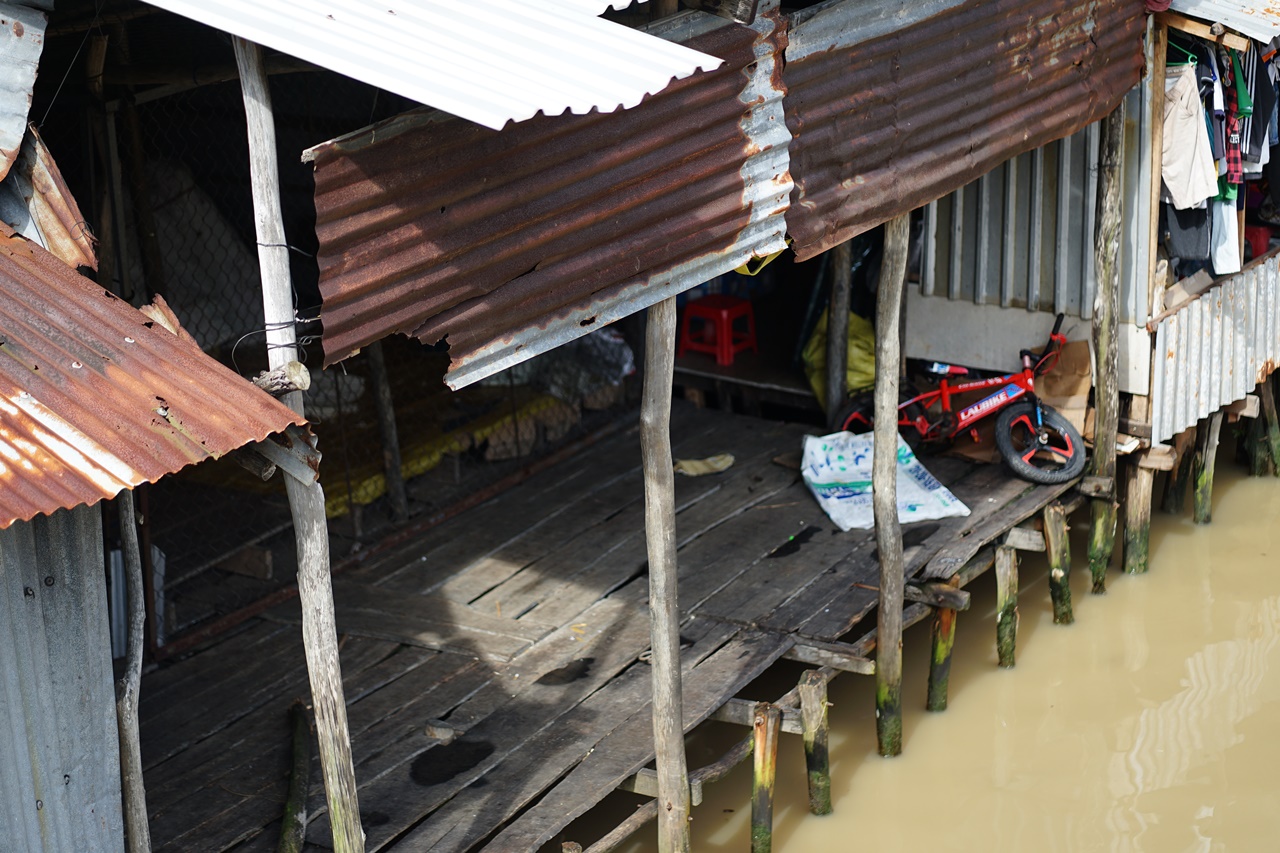 Clip: Hàng xóm hé lộ cuộc sống trước đó của người mẹ có con 4 tháng tuổi rơi xuống kênh tử vong - Ảnh 8. Clip: Hàng xóm hé lộ cuộc sống trước đó của người mẹ có con 4 tháng tuổi rơi xuống kênh tử vong - Ảnh 8.