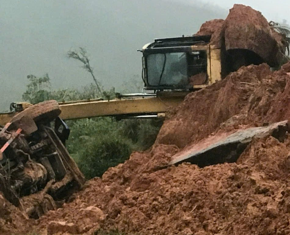 Đất, đá từ trên núi đổ tràn xuống đường, máy xúc và xe tải lật ngang - Ảnh 2.
