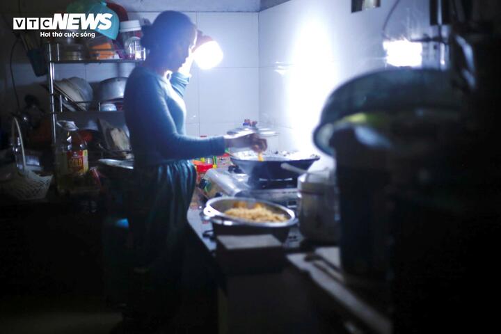 Dân 'rốn lũ' ở Huế 1 tuần 3 lần chạy lụt: 'Chúng tôi kiệt sức rồi' - Ảnh 3.