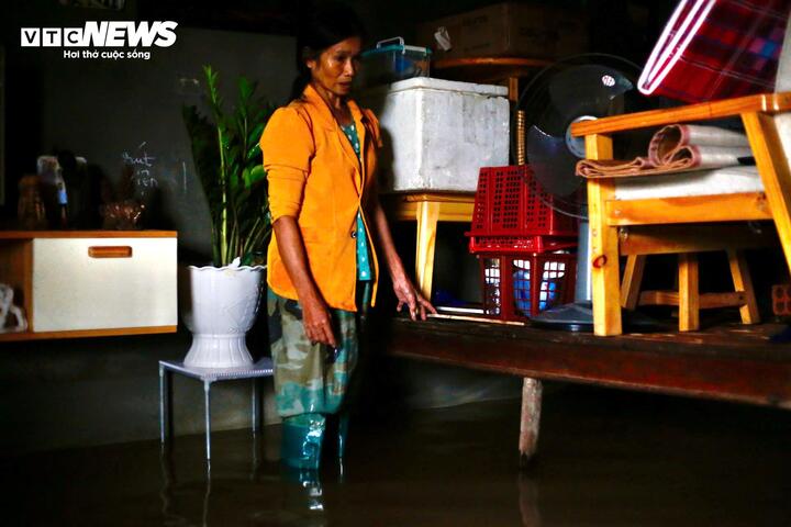 Dân 'rốn lũ' ở Huế 1 tuần 3 lần chạy lụt: 'Chúng tôi kiệt sức rồi' - Ảnh 4.