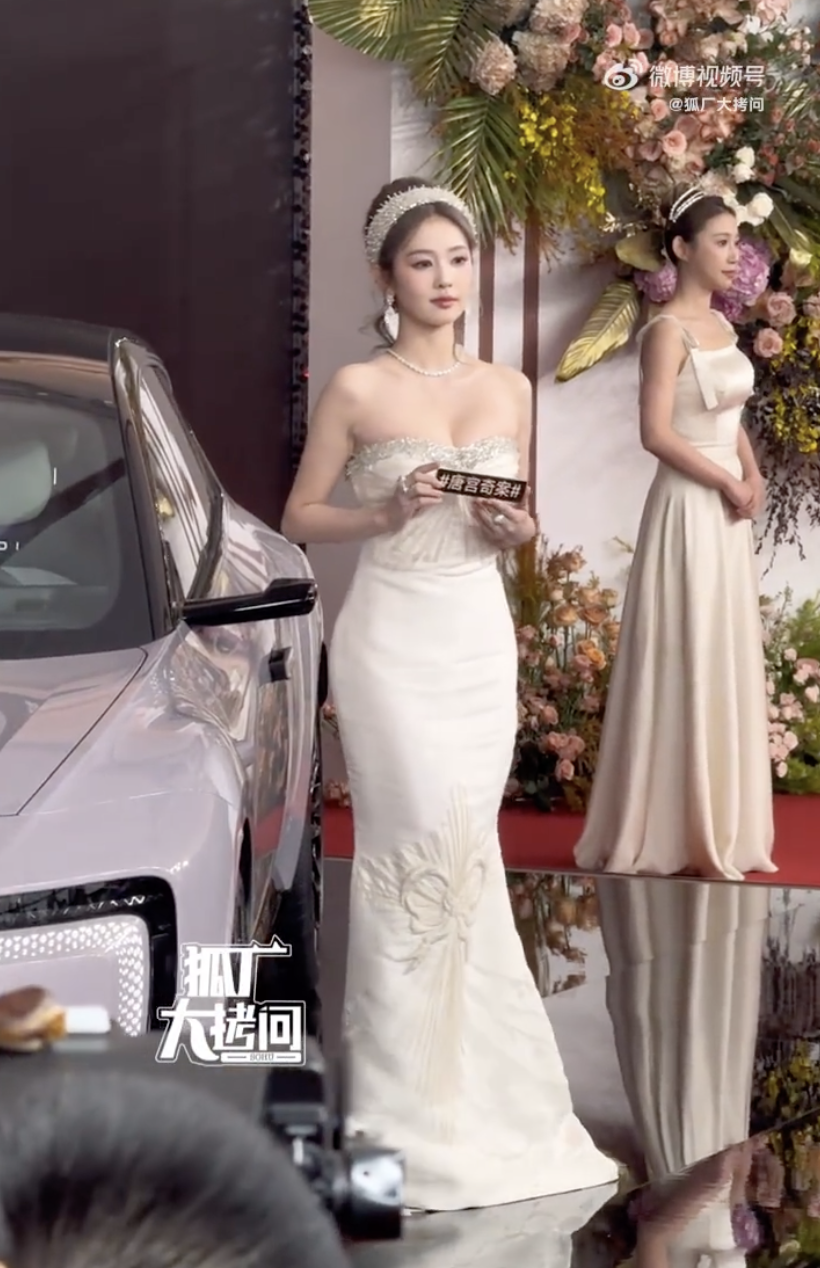 Trớ trêu: Mỹ nữ đang được tung hô thì bị bóc trần chỉ ngang hàng người mẫu xe hơi- Ảnh 5.