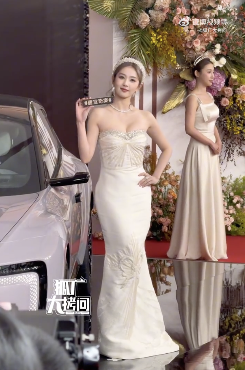 Trớ trêu: Mỹ nữ đang được tung hô thì bị bóc trần chỉ ngang hàng người mẫu xe hơi- Ảnh 6.