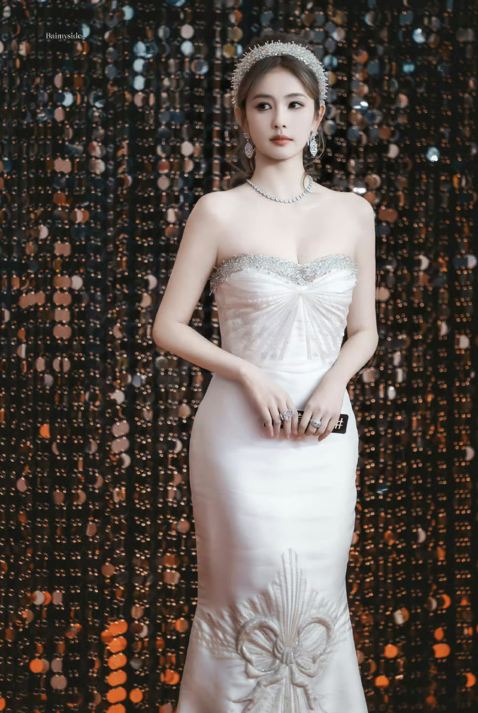 Trớ trêu: Mỹ nữ đang được tung hô thì bị bóc trần chỉ ngang hàng người mẫu xe hơi- Ảnh 1.