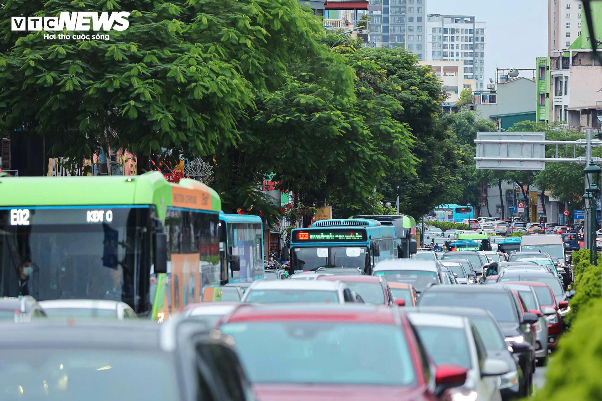 Cấm một chiều cầu Long Biên, dòng xe đổ dồn sang cầu Chương Dương gây kẹt cứng - Ảnh 4.