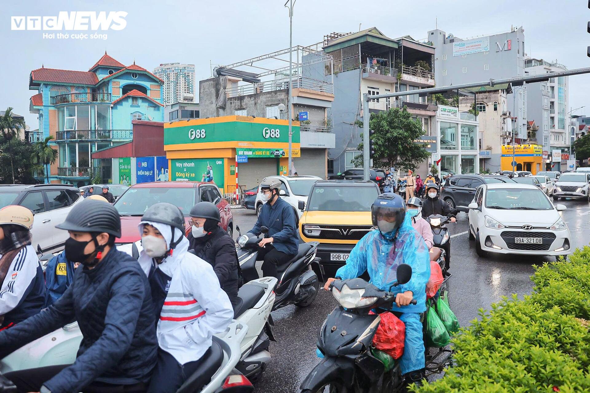 Cấm một chiều cầu Long Biên, dòng xe đổ dồn sang cầu Chương Dương gây kẹt cứng - Ảnh 12.