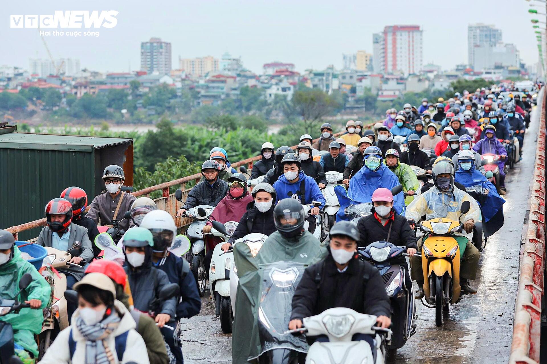 Cấm một chiều cầu Long Biên, dòng xe đổ dồn sang cầu Chương Dương gây kẹt cứng - Ảnh 8.