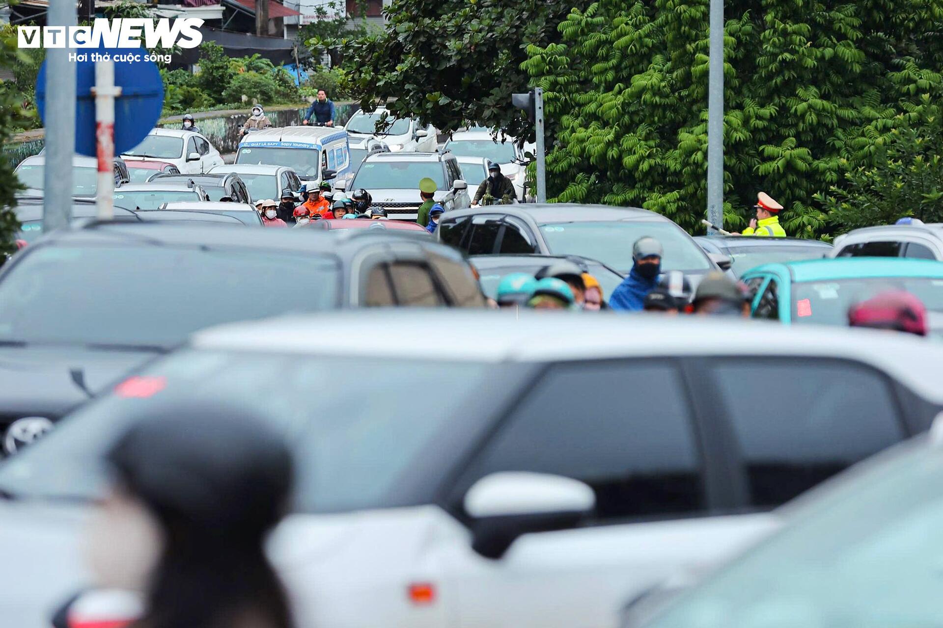 Cấm một chiều cầu Long Biên, dòng xe đổ dồn sang cầu Chương Dương gây kẹt cứng - Ảnh 13.