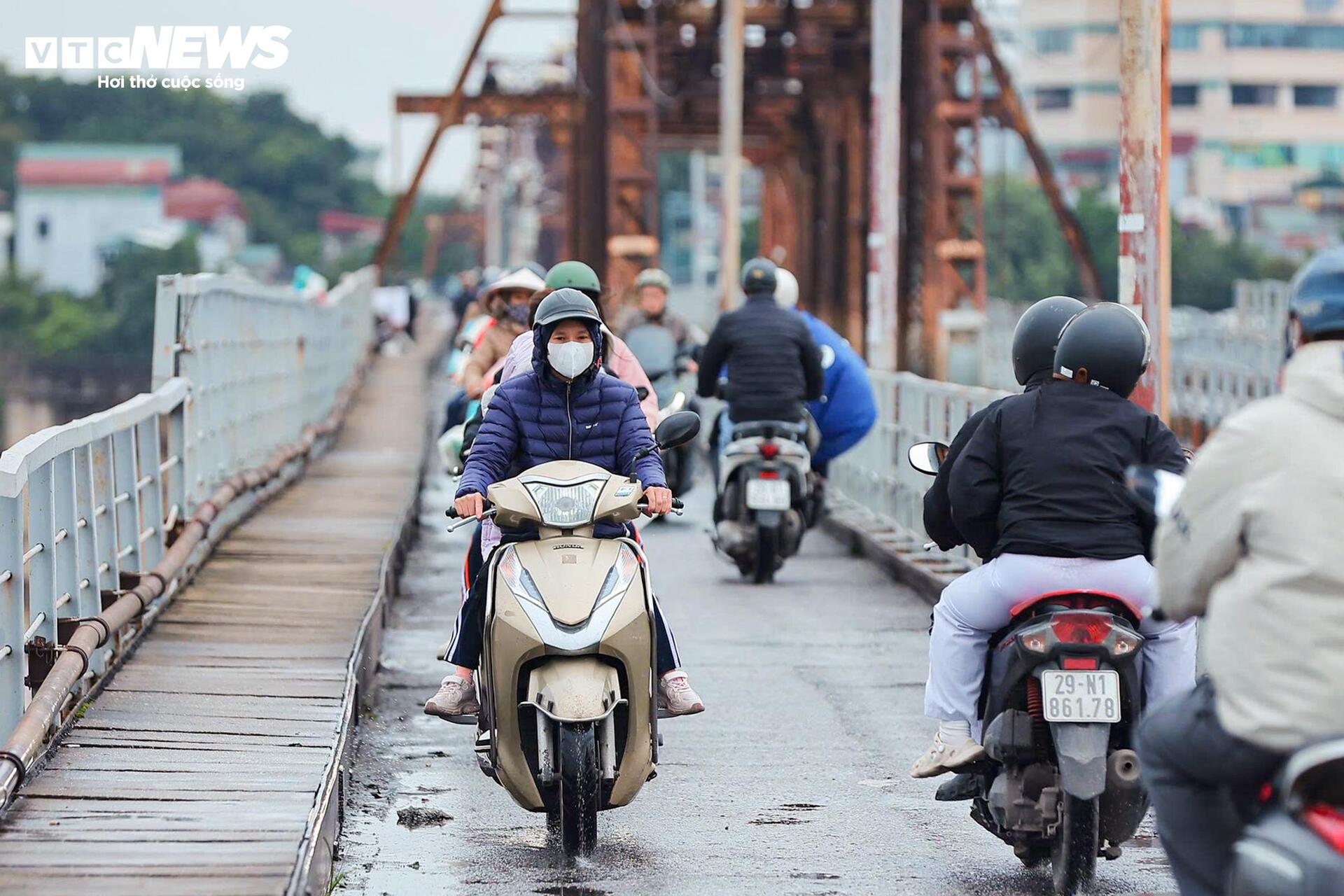 Cấm một chiều cầu Long Biên, dòng xe đổ dồn sang cầu Chương Dương gây kẹt cứng - Ảnh 9.