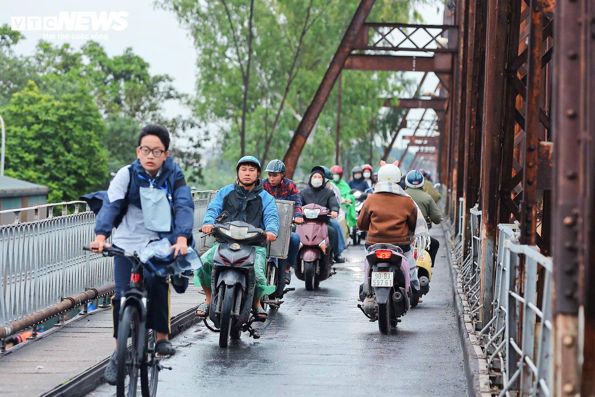 Cấm một chiều cầu Long Biên, dòng xe đổ dồn sang cầu Chương Dương gây kẹt cứng - Ảnh 10.