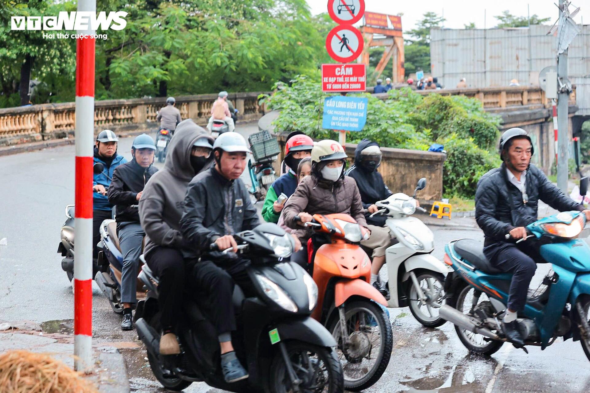Cấm một chiều cầu Long Biên, dòng xe đổ dồn sang cầu Chương Dương gây kẹt cứng - Ảnh 11.