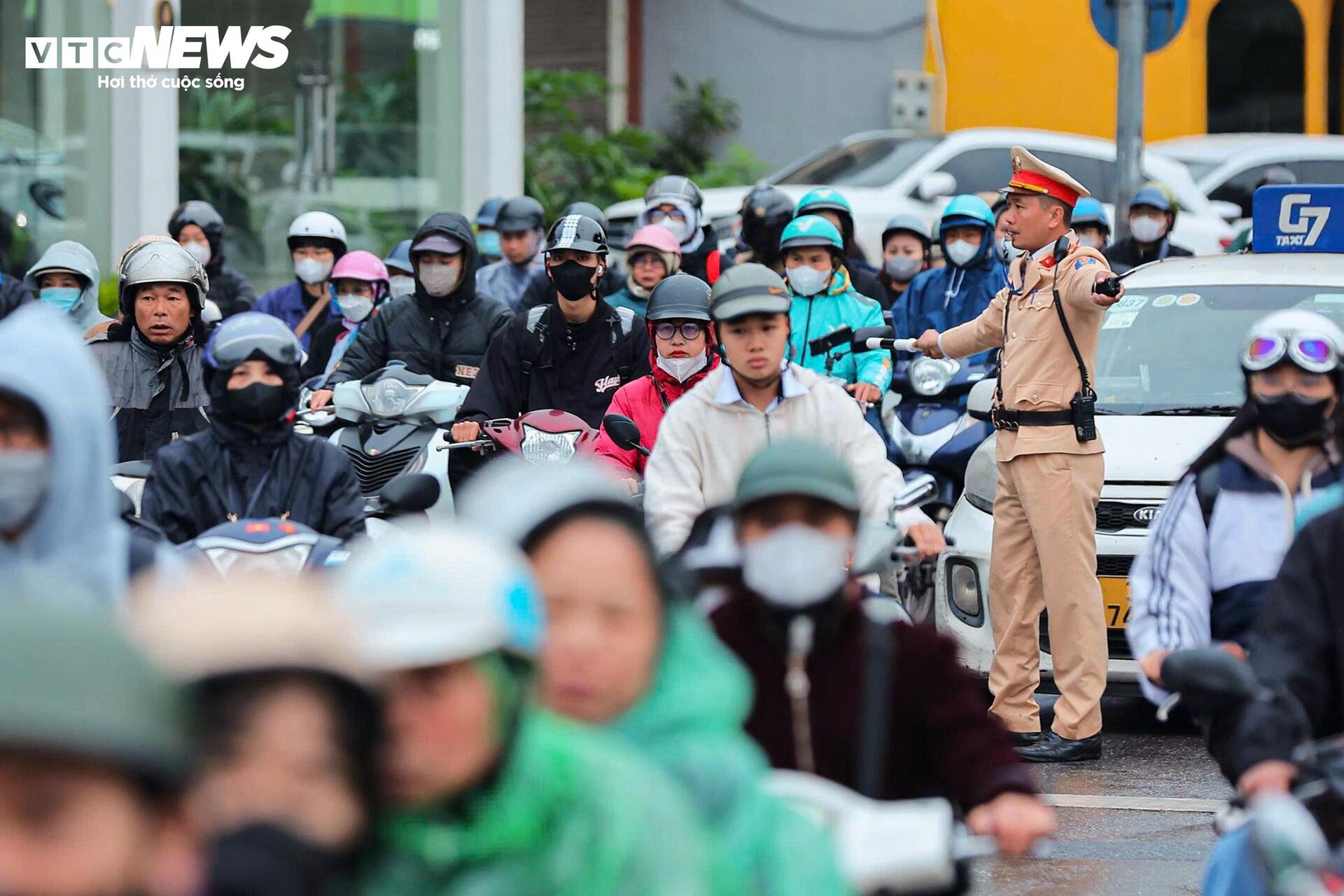 Cấm một chiều cầu Long Biên, dòng xe đổ dồn sang cầu Chương Dương gây kẹt cứng - Ảnh 3.