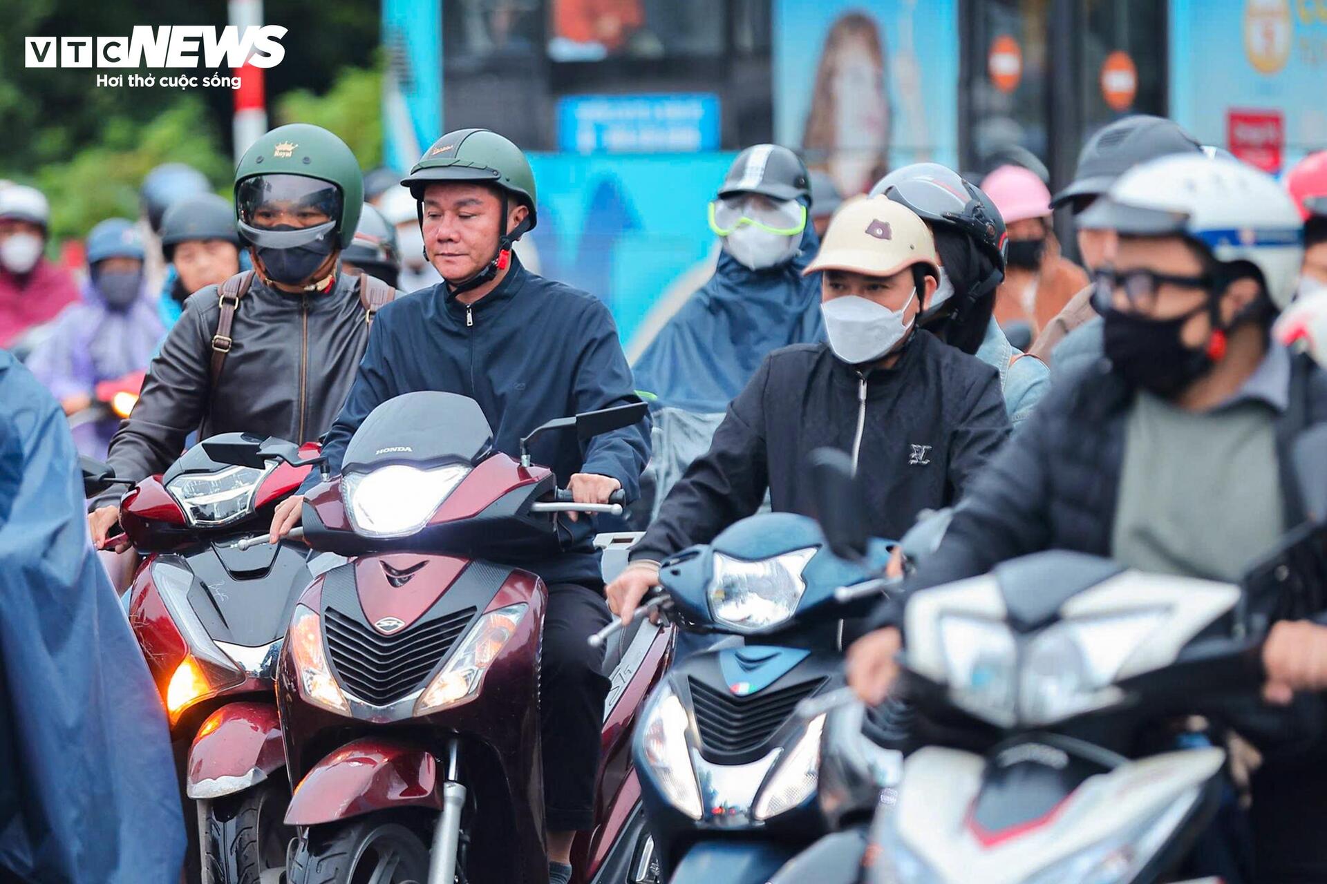 Cấm một chiều cầu Long Biên, dòng xe đổ dồn sang cầu Chương Dương gây kẹt cứng - Ảnh 7.