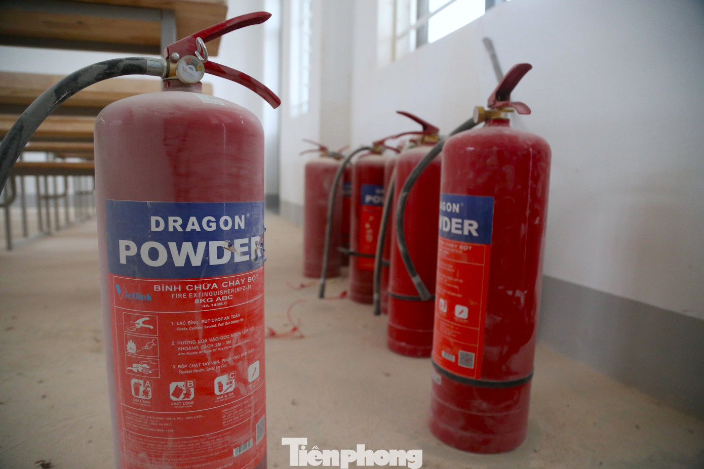 Trường mới xây bỏ không, cô trò chen chúc trong phòng học xuống cấp - Ảnh 6.