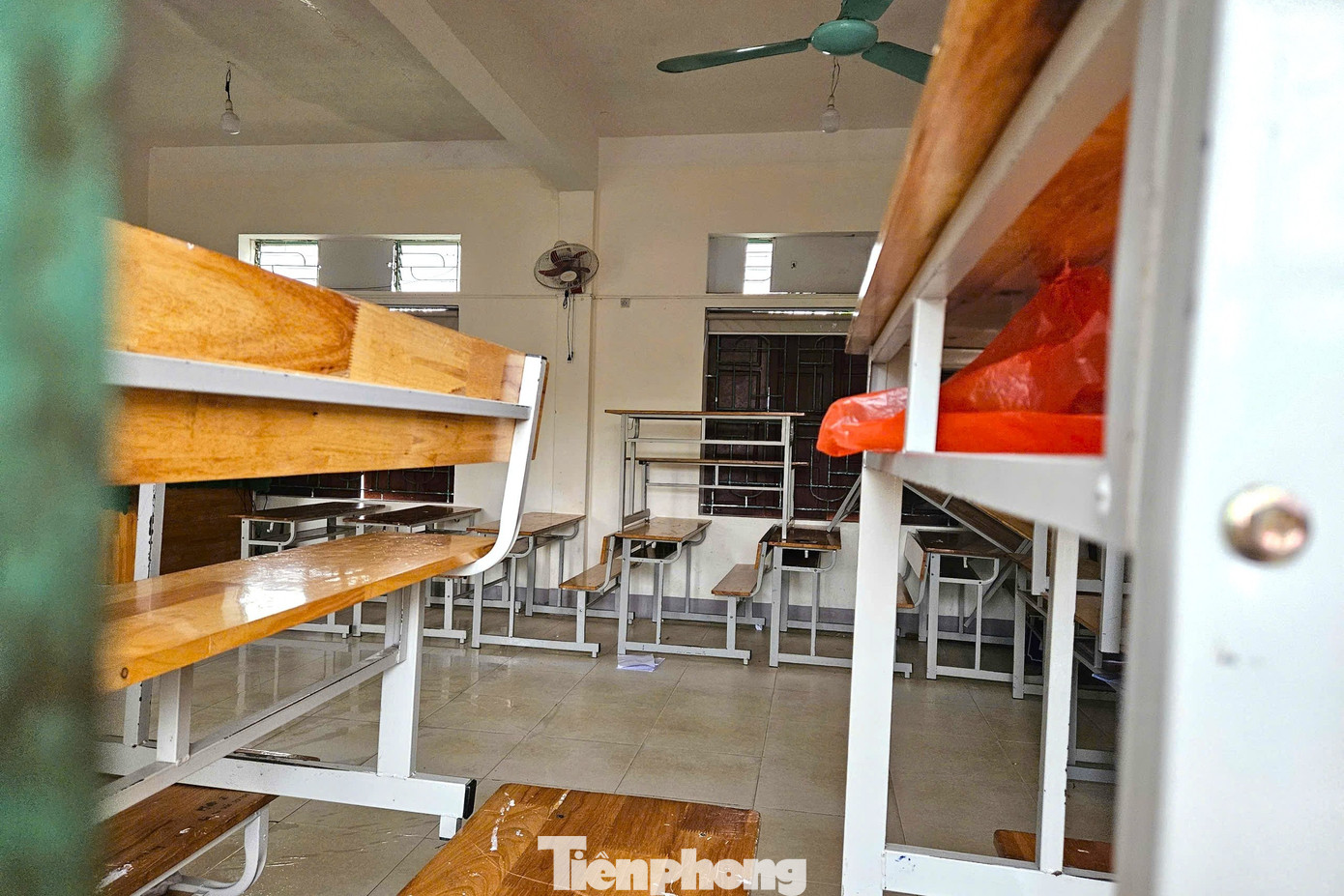 Trường mới xây bỏ không, cô trò chen chúc trong phòng học xuống cấp - Ảnh 14.