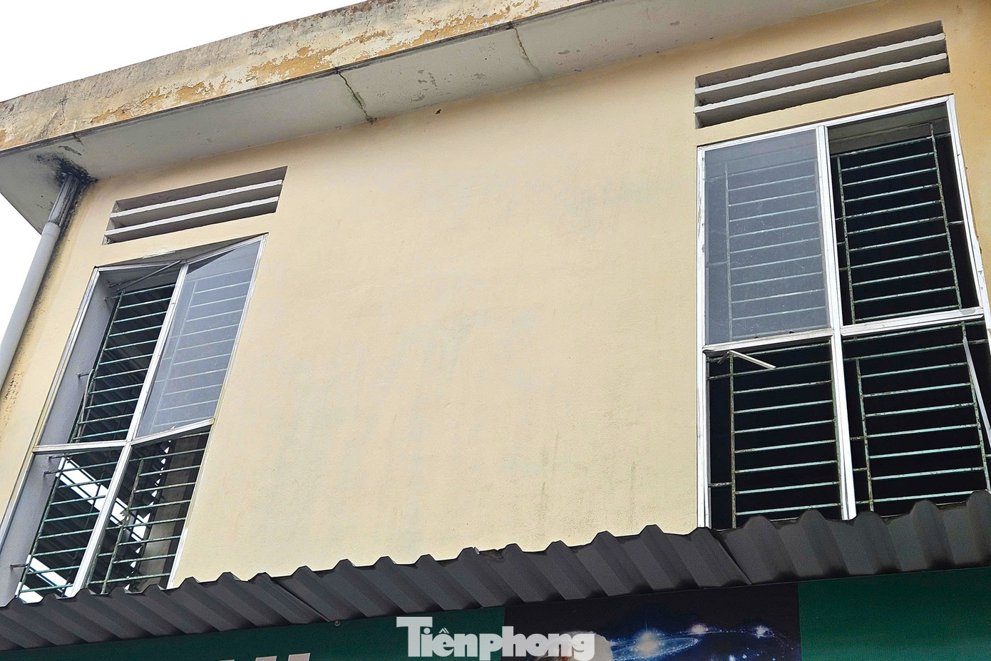 Trường mới xây bỏ không, cô trò chen chúc trong phòng học xuống cấp - Ảnh 16.