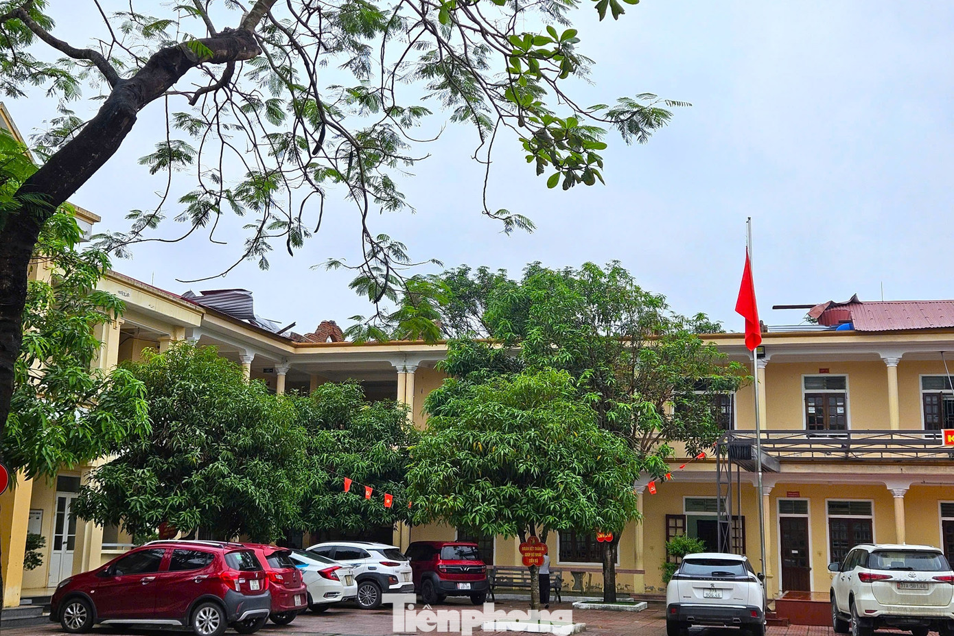 Trường mới xây bỏ không, cô trò chen chúc trong phòng học xuống cấp - Ảnh 13.