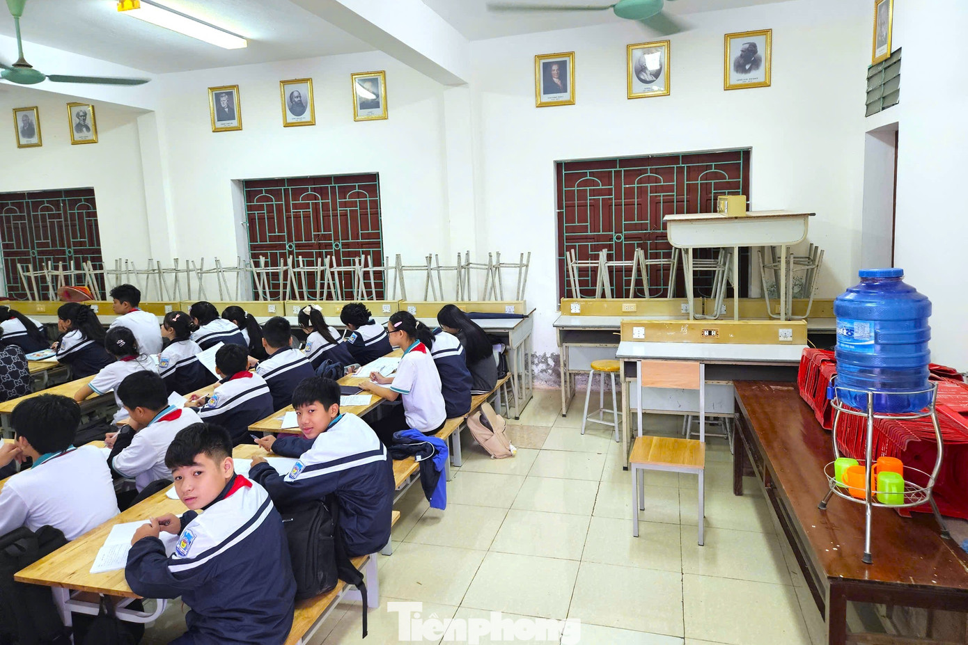 Trường mới xây bỏ không, cô trò chen chúc trong phòng học xuống cấp - Ảnh 18.