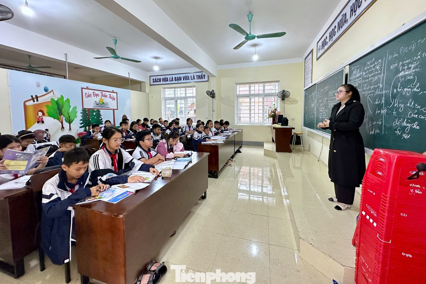 Trường mới xây bỏ không, cô trò chen chúc trong phòng học xuống cấp - Ảnh 17.