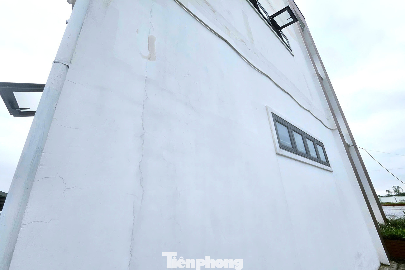 Trường mới xây bỏ không, cô trò chen chúc trong phòng học xuống cấp - Ảnh 8.