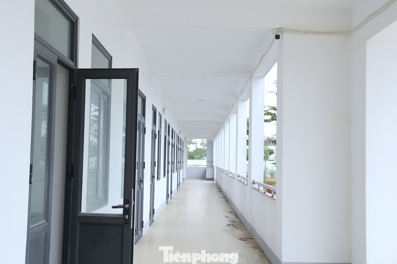 Trường mới xây bỏ không, cô trò chen chúc trong phòng học xuống cấp - Ảnh 2.