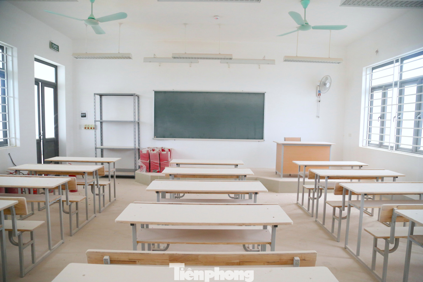 Trường mới xây bỏ không, cô trò chen chúc trong phòng học xuống cấp - Ảnh 3.